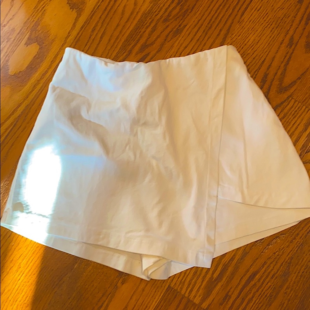 Off white stretchy skort that accentuates curves